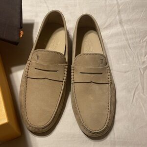 Tod’s Men’s size 9-1/2 nubuck leather tan Cammello color penny loafer